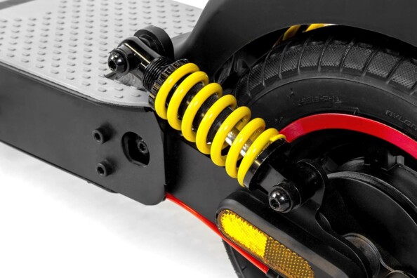 Gros plan amortisseur arrière avec ressort jaune de trottinette Ducati Pro II et roue pneumatique