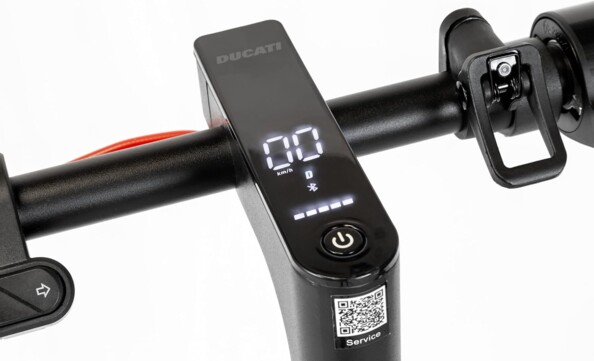 Tableau de bord digital de trottinette Ducati Pro II affichant vitesse 00 km/h et batterie pleine