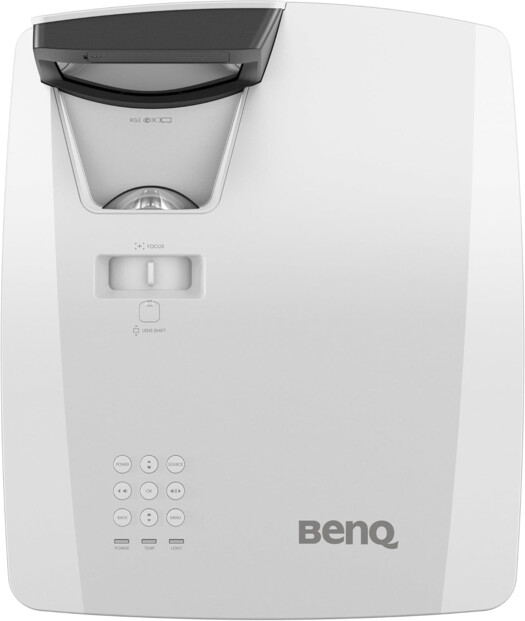 Vue du dessus du boîtier coloris blanc du vidéoprojecteur laser BenQ avec boutons de commande, bouton de réglage du focus et objectif laser à focale courte