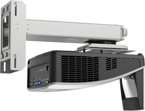 Mise en situation du projecteur vidéo BenQ fixée à une potence de fixation murale par le dessous avec nombreux ports à l'arrière et ouvertures de ventilation