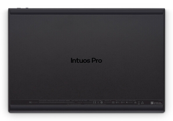 Dos de la tablette Wacom Intuos Pro PTK670 avec pattes antidérapantes et certifications