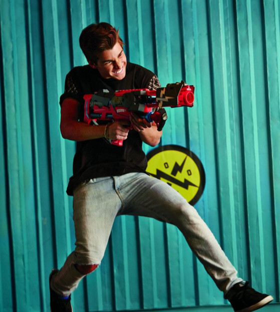 Pistolet à fléchettes utilisé par un jeune homme lors d'un jeu