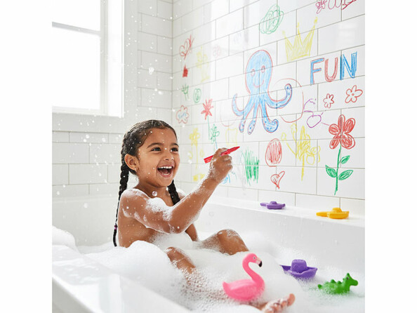 fillette dessinant dans son bain avec des crayons pour carrelage