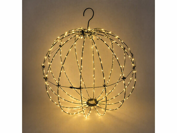 Sphère décorative en fils métalliques noirs avec petites lumières LED blanc chaud, suspendue par un crochet sur fond beige
