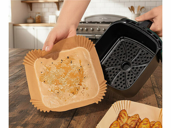 feuille de papier cuisson pour friteuse sans huile 16 x 16 cm sortant du bac de l'air fryer avec restes de gras