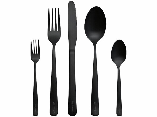 couverts de table en acier inoxydable noir mat vus de face