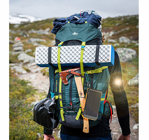 mise en situation powerbank solaire PB-825 accroché au sac d'un randonneur