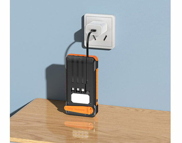 Batterie externe 10.000 mAh solaire & dynamo PB-825 en charge sur chargeur secteur USB mise en situation