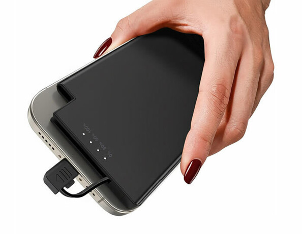 Batterie externe plate 5000 mAh PB-820 mise en situation avec un smartphones, tenus dans une main
