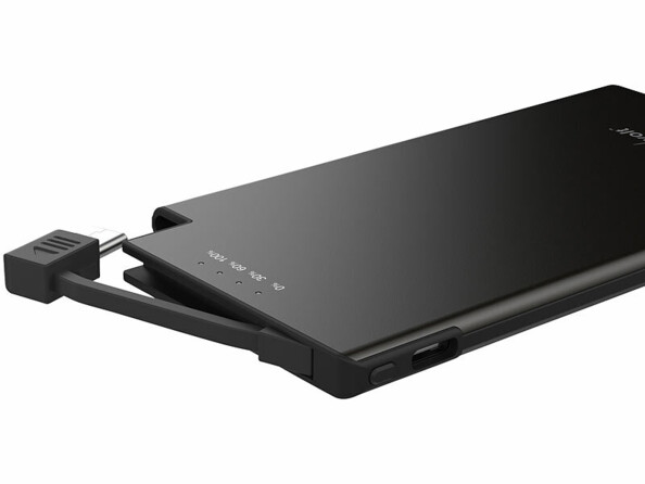 Batterie externe plate 5000 mAh PB-820 avec câble USB-C intégré vue de dessous