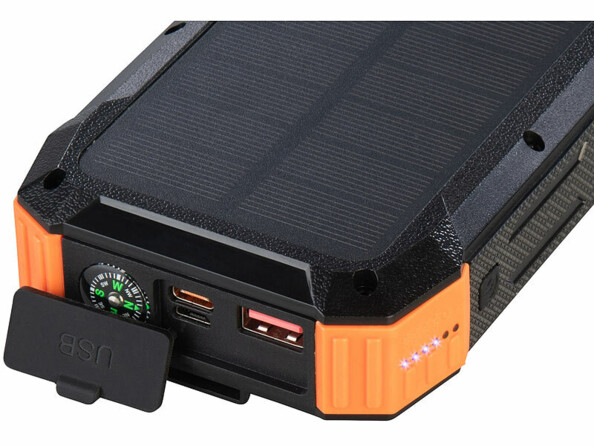 vue zoomée sur connecteurs de la batterie externe solaire PB-830