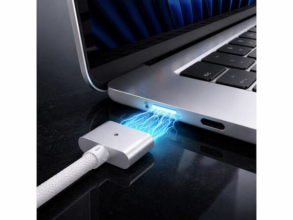 Câble USB-C vers MagSafe 3 jusqu’à 140 W – 2 m mis en situation avec raccordement magnétique à un Macbook