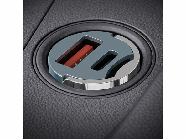 mise en situation dans habitacle d'une voiture du chargeur allume-cigare USB-A / USB-C compact