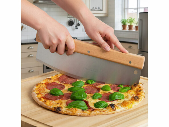 Coupe pizza 32 cm en situation sur une table avec pizza