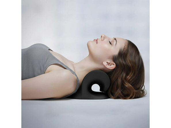Coussin de relaxation cervical mis en situation avec une femme vue de coté