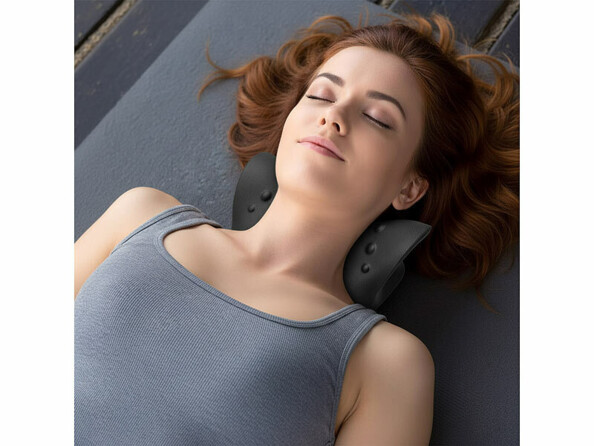 Coussin de relaxation cervical mis en situation avec une femme vue de dessus