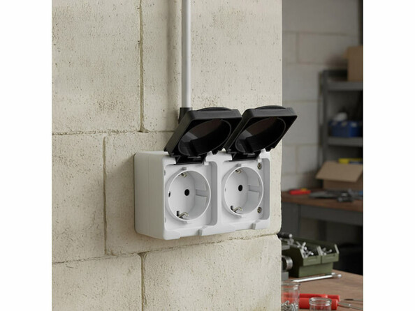 Double prise électrique étanche en saillie mise en situation dans un atelier