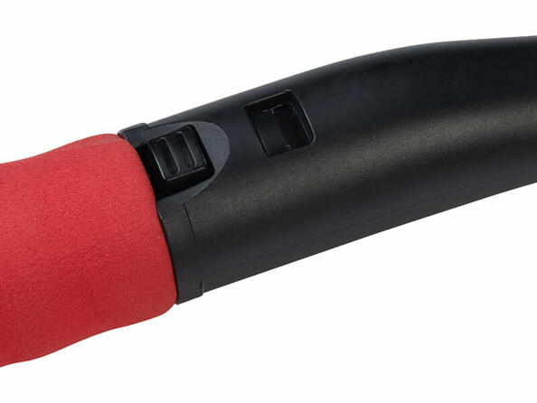 Gros plan d’un manche noir avec poignée rouge en mousse, bouton rainuré et ouverture rectangulaire