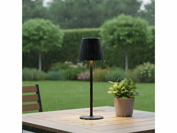 Lampe de table rechargeable étanche LED RVBB mise en situation sur table sous la pluie