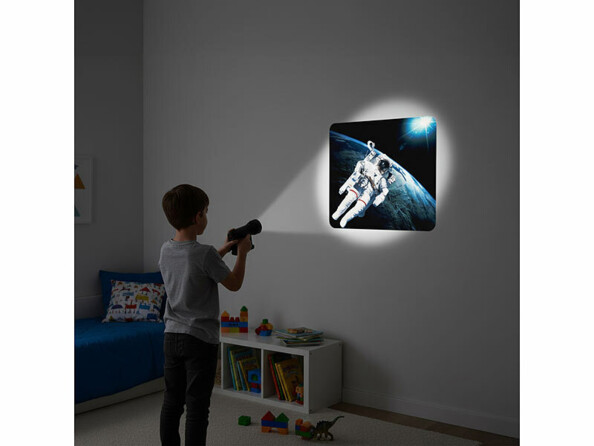 enfant projetant une image d'astronaute sur un mur avec la lampe torche projecteur