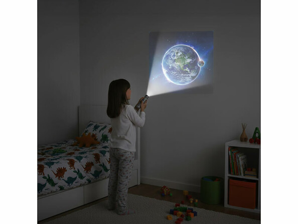 fille projetant une image de la terre vus de l'espace sur un mur