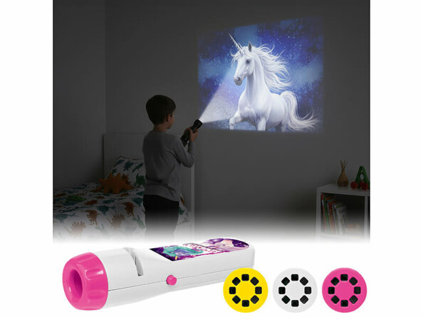 enfant projetant une licorne sur un mur avec la lampe projecteur