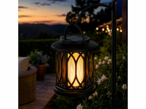 Lanterne de jardin solaire avec LED effet flamme en situation de nuit