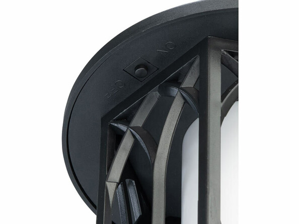 zoom sur interrupteur lanterne de jardin solaire avec LED effet flamme