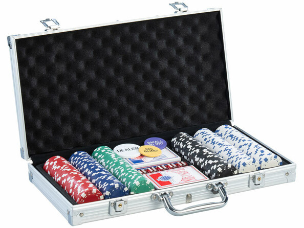 Mallette de poker en aluminium ouverte avec cartes et accessoires