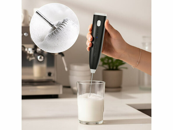 Mousseur à lait sans fil rechargeable mis en situation dans une cuisine avec verre de lait