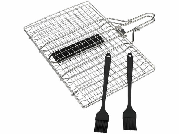 Panier à grillades en acier inoxydable avec poignée rétractée et pinceaux posés dessus