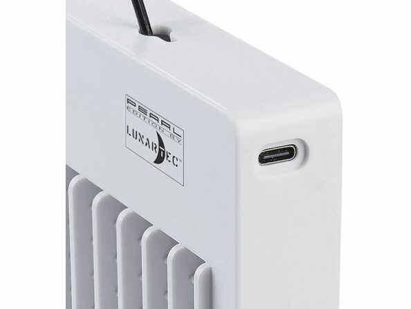Gros plan du port USB-C et du logo Pearl Edition by Lunartec sur l’appareil