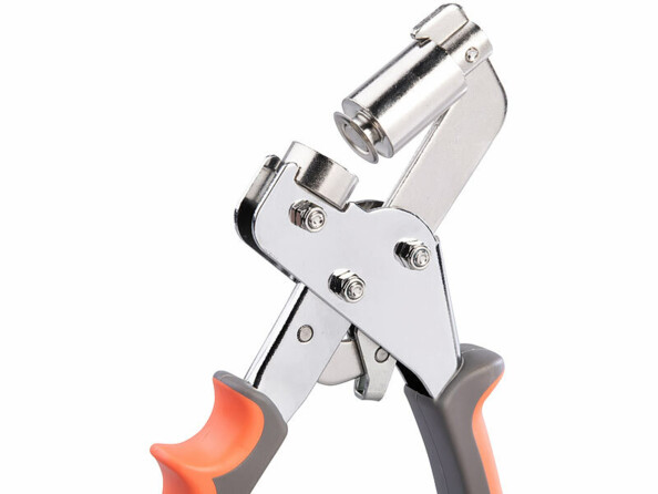 vue zoomée sur la tête magnétique de la pince à oeillets ouverte