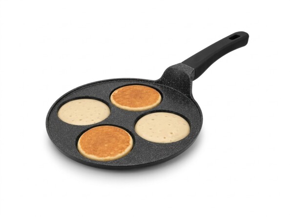 Deux crêpes dorées et deux pâtes claires cuisant dans les quatre alvéoles de la poêle