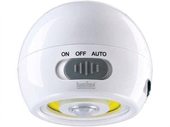 Gros plan sur le capteur PIR facetté et l’anneau LED COB jaune, avec port USB-C et bouchon de protection en caoutchouc noir