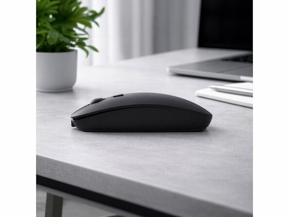 Souris bluetooth 5.2 et RF rechargeable avec fonctions déplaceur vue de côté sur un bureau