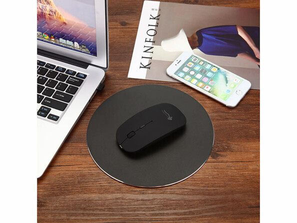 Souris bluetooth 5.2 et RF rechargeable avec fonctions déplaceur sur un bureau avec PC