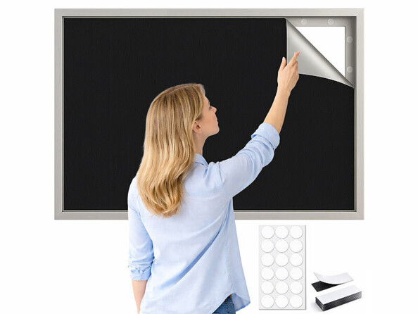 Store occultant découpable et sans perçage vu de face avec coin pliépar une femme de dos