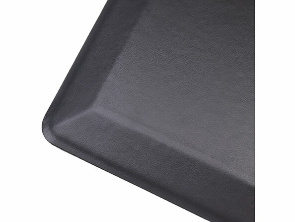 vue zoomée d'un angle du tapis anti-fatigue pour poste de travail debout