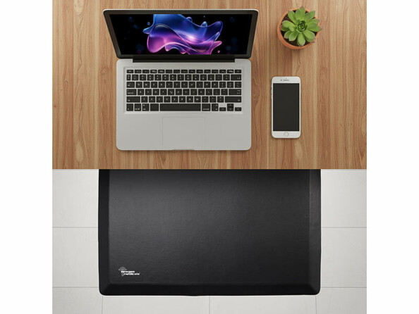 Tapis anti-fatigue pour poste de travail debout vu de dessus mis en situation sous un bureau