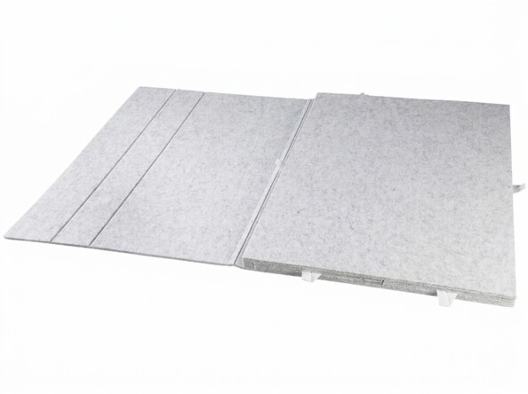Tapis feutré gris clair pliable en plusieurs sections, surface texturée, sur fond blanc