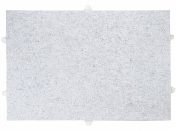 Panneau rectangulaire gris clair avec texture feutrée et clips de fixation blancs sur les quatre côtés