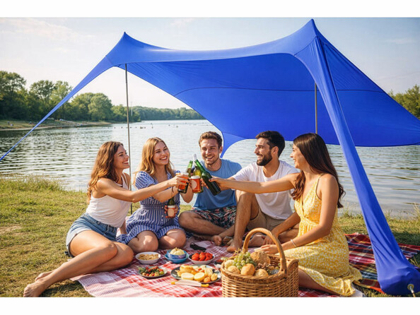 Tente de plage mise en situation avec 5 personnes sur l'herbe