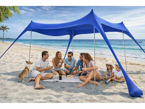 Tente de plage mise en situation sur une plage avec 7 personnes