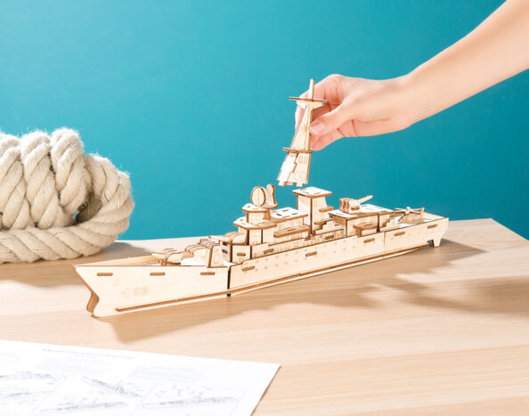 Maquette 3D du destroyer en bois posée sur un plan de travail Playtastic
