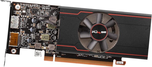 Vue de biais du dessus de la carte graphique pour PC gaming Sapphire Pulse AMD Radeon RX 6400 avec vue sur son ventilateur axial, son circuit électronique et son connecteur d'alimentation PCI-Expression 4.0 x 4