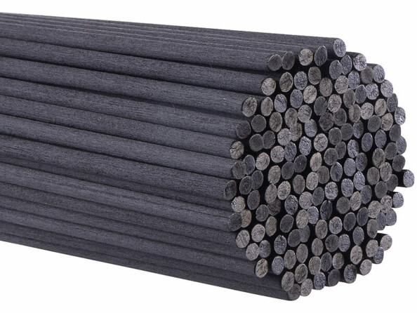 150 bâtonnets en rotin noirs pour diffuseurs de parfums vue en gros plan sur la base des tiges