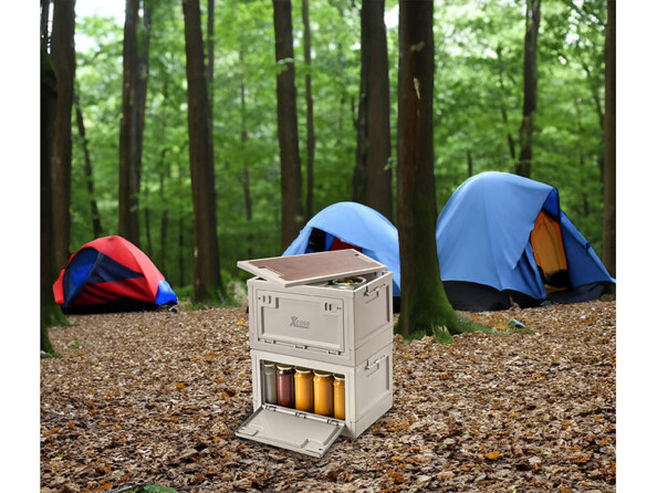 Deux boîtes de rangement de vivres avec étagère empilées l'une sur l'autre en pleine forêt à coté de tentes de camping montées