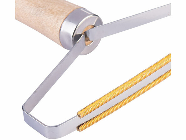 zoom sur la brosse métallique anti poils d'animaux