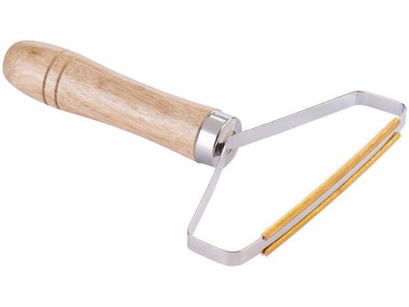 brosse anti peluche avec manche en bois vue de 3/4